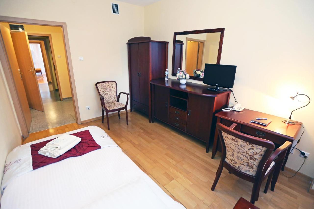 Hotel Uniwersytecki Torun Ngoại thất bức ảnh